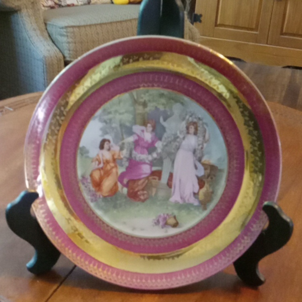 Beautiful hand painted antique porcelain decorative plate w/ gold trim unmarked